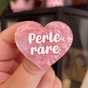 Broche "Perle rare" en acrylique marbrée rose à paillettes