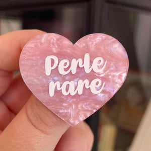 Broche "Perle rare" en acrylique marbrée rose à paillettes