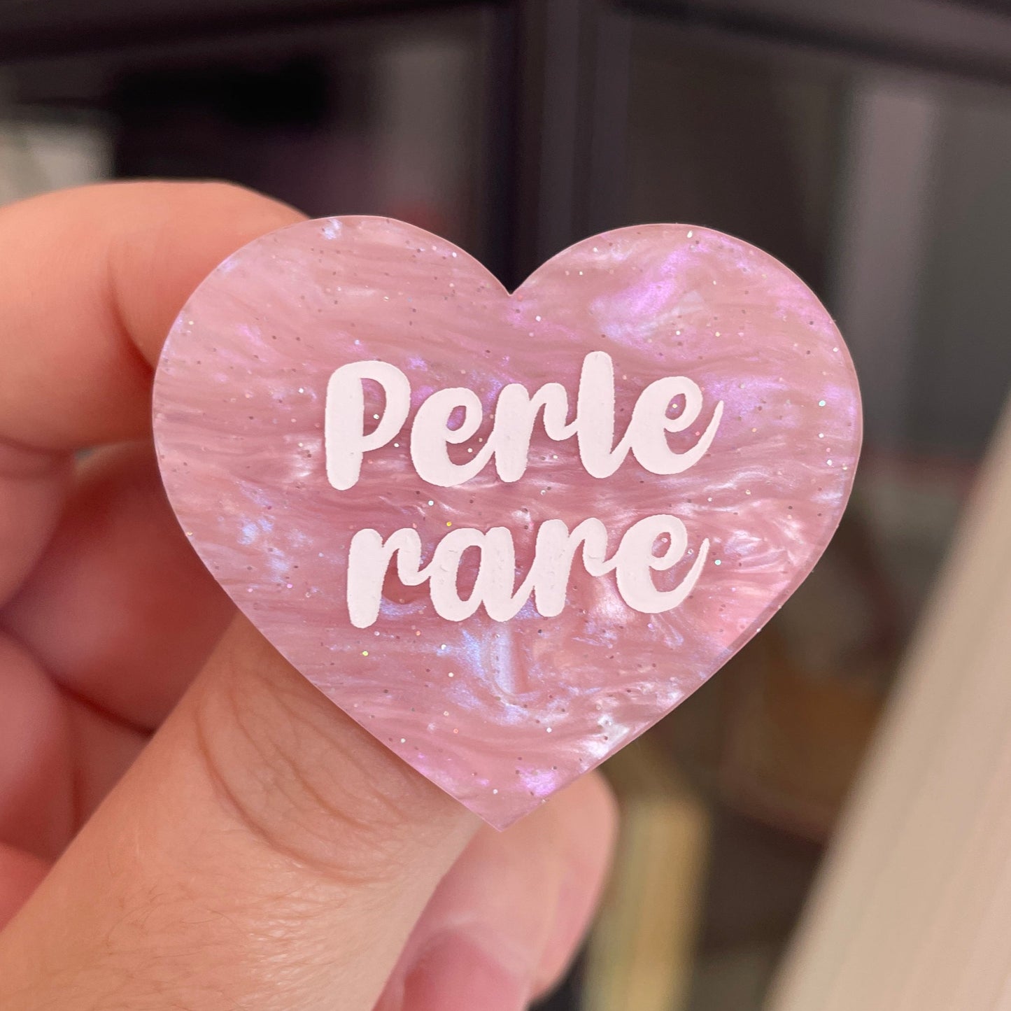 Broche "Perle rare" en acrylique marbrée rose à paillettes