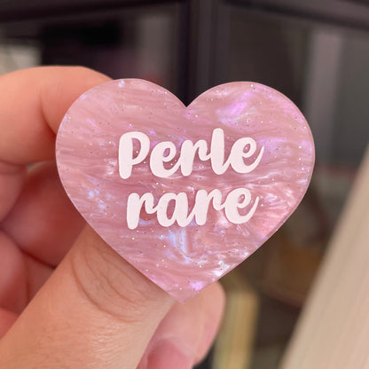 Broche "Perle rare" en acrylique marbrée rose à paillettes