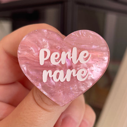 Broche "Perle rare" en acrylique marbrée rose à paillettes