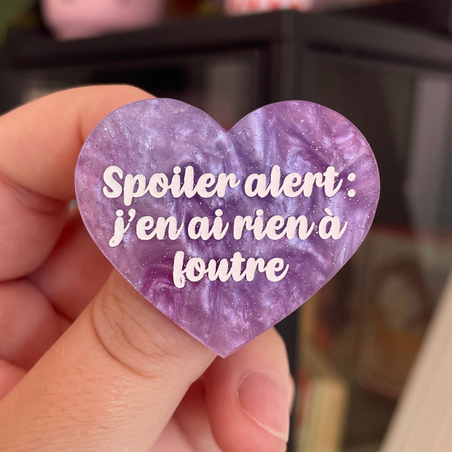 Broche "Spoiler alert : j'en ai rien à foutre" en acrylique marbrée rose, violette et blanche à paillettes