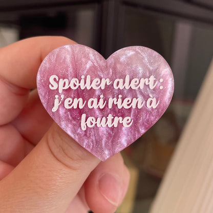 Broche "Spoiler alert : j'en ai rien à foutre" en acrylique marbrée rose, violette et blanche à paillettes