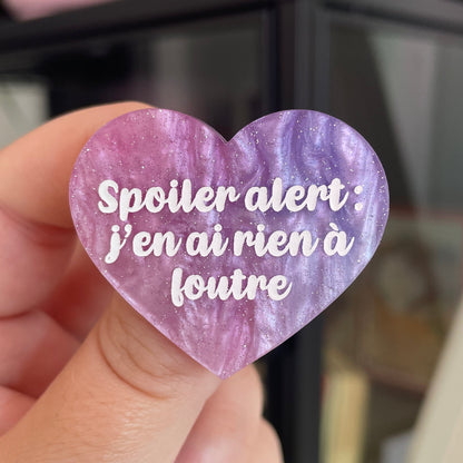 Broche "Spoiler alert : j'en ai rien à foutre" en acrylique marbrée rose, violette et blanche à paillettes