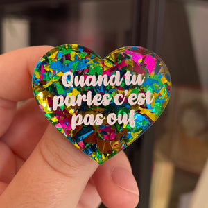 Broche "Quand tu parles c'est pas ouf" en acrylique transparente à gros confettis verts, roses, jaunes et bleus