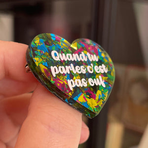 Broche "Quand tu parles c'est pas ouf" en acrylique transparente à gros confettis verts, roses, jaunes et bleus