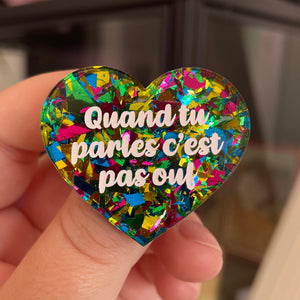 Broche "Quand tu parles c'est pas ouf" en acrylique transparente à gros confettis verts, roses, jaunes et bleus