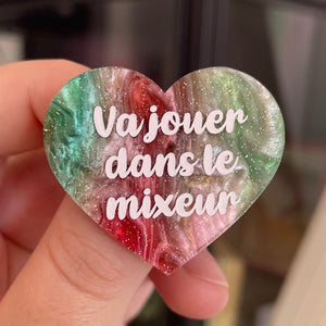 Broche "Va jouer dans le mixeur" en acrylique marbrée rouge, marron, verte et blanche