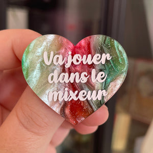 Broche "Va jouer dans le mixeur" en acrylique marbrée rouge, marron, verte et blanche