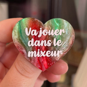 Broche "Va jouer dans le mixeur" en acrylique marbrée rouge, marron, verte et blanche