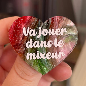 Broche "Va jouer dans le mixeur" en acrylique marbrée rouge, marron, verte et blanche