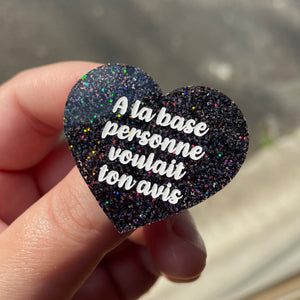 Broche "A la base personne voulait ton avis" en acrylique à paillettes noires holographiques