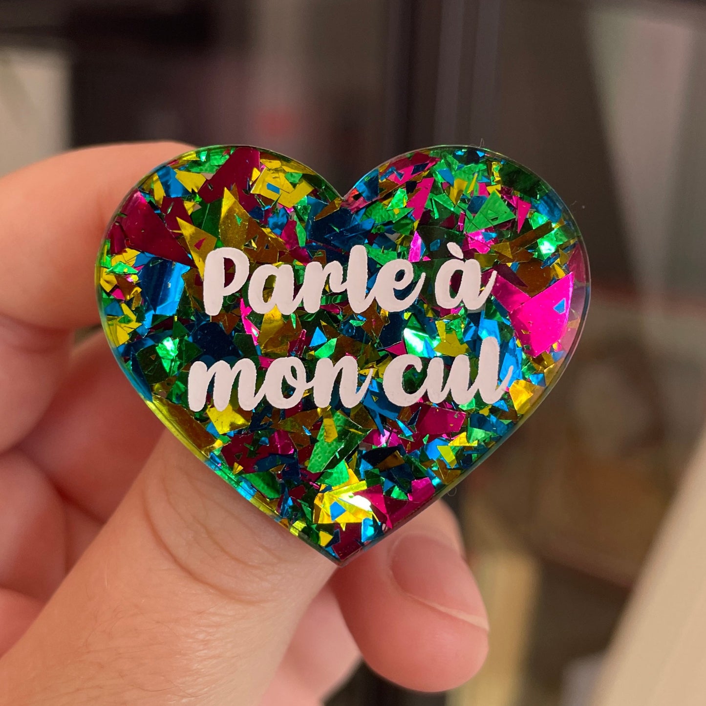 Broche "Parle à mon cul" en acrylique transparente à gros confettis verts, roses, jaunes et bleus