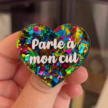 Broche "Parle à mon cul" en acrylique transparente à gros confettis verts, roses, jaunes et bleus