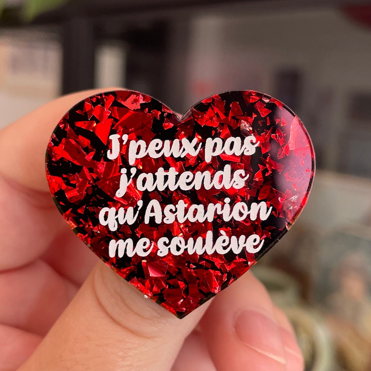 Broche "J'peux pas j'attends qu'Astarion me soulève" en acrylique noire avec des éclats de confettis rouges