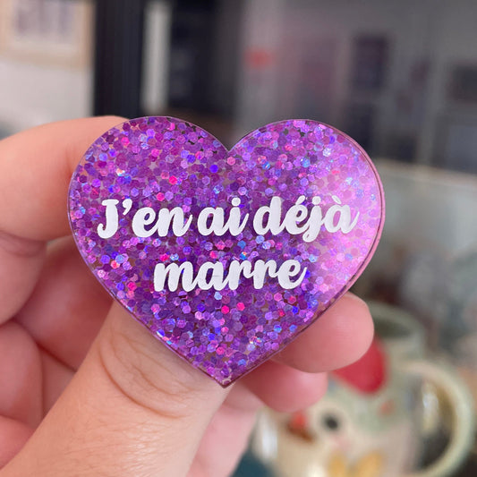 Broche "J'en ai déjà marre" en acrylique pailletée violette