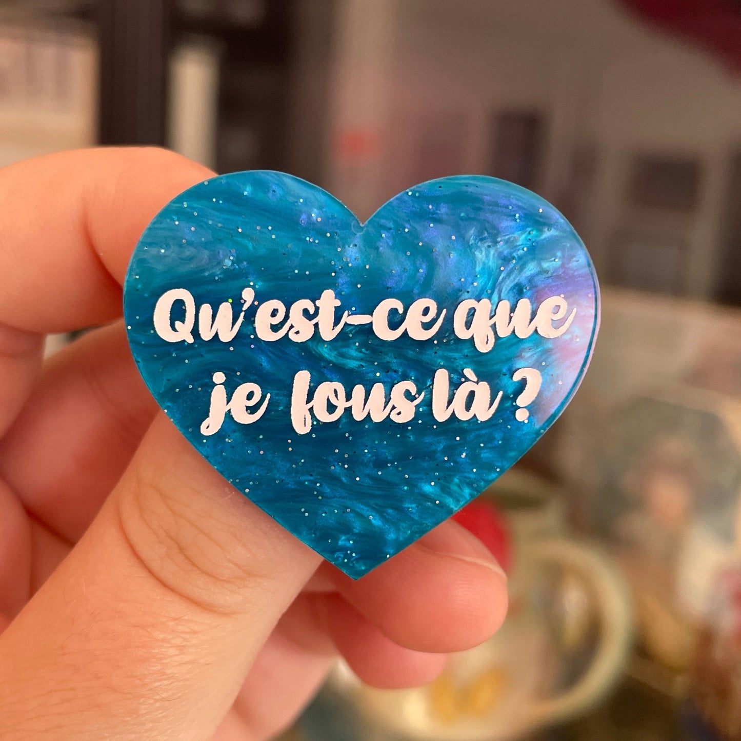Broche "Qu'est-ce que je fous là ?" en acrylique marbrée bleue à paillettes