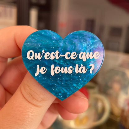 Broche "Qu'est-ce que je fous là ?" en acrylique marbrée bleue à paillettes