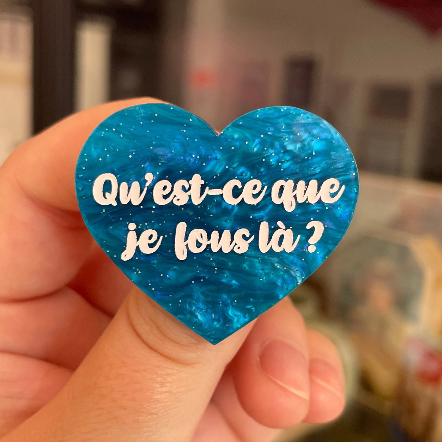 Broche "Qu'est-ce que je fous là ?" en acrylique marbrée bleue à paillettes