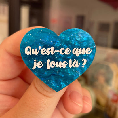 Broche "Qu'est-ce que je fous là ?" en acrylique marbrée bleue à paillettes