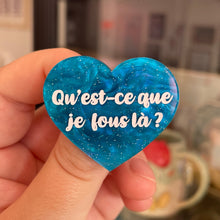 Charger l&#39;image dans la galerie, Broche &quot;Qu&#39;est-ce que je fous là ?&quot; en acrylique marbrée bleue à paillettes