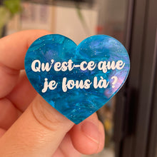 Charger l&#39;image dans la galerie, Broche &quot;Qu&#39;est-ce que je fous là ?&quot; en acrylique marbrée bleue à paillettes