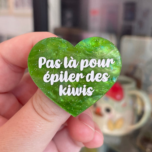 Broche "Pas là pour épiler des kiwis" en acrylique marbrée verte à paillettes