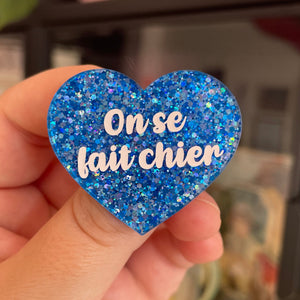 Broche "On se fait chier" en acrylique pailletée bleue et argentée