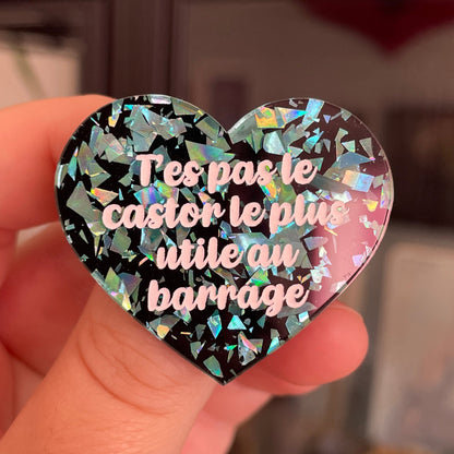 Broche "T'es pas le castor le plus utile au barrage" en acrylique noire avec des éclats de confettis turquoise
