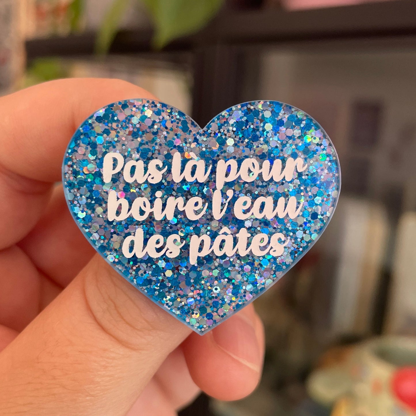 Broche "Pas là pour boire l'eau des pâtes" en acrylique pailletée bleue et argentée