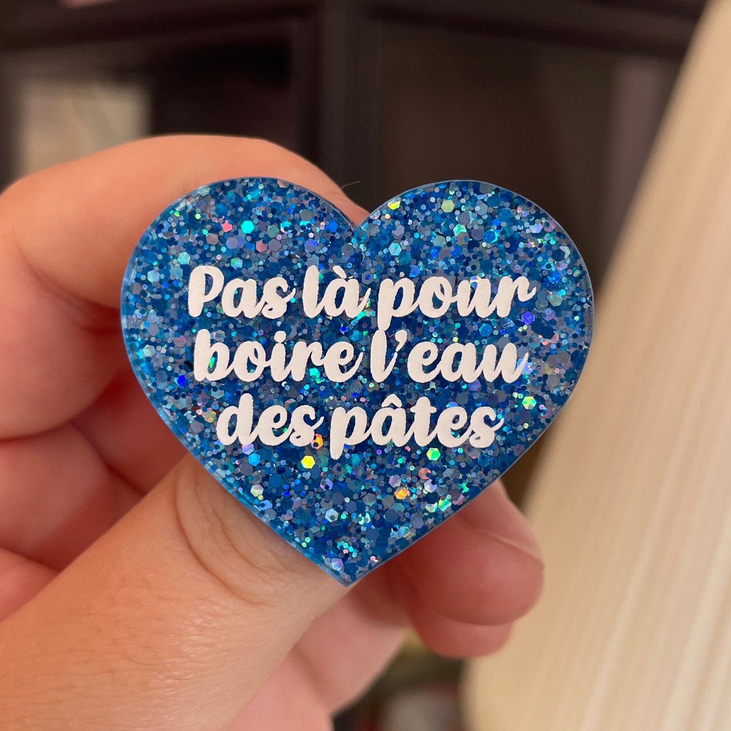 Broche "Pas là pour boire l'eau des pâtes" en acrylique pailletée bleue et argentée