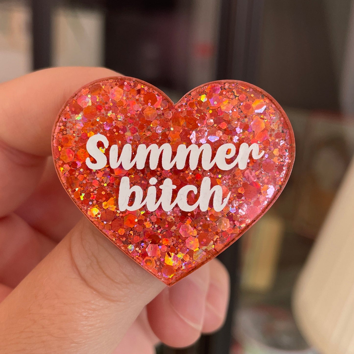 Broche "Summer bitch" en acrylique à paillettes oranges/corail