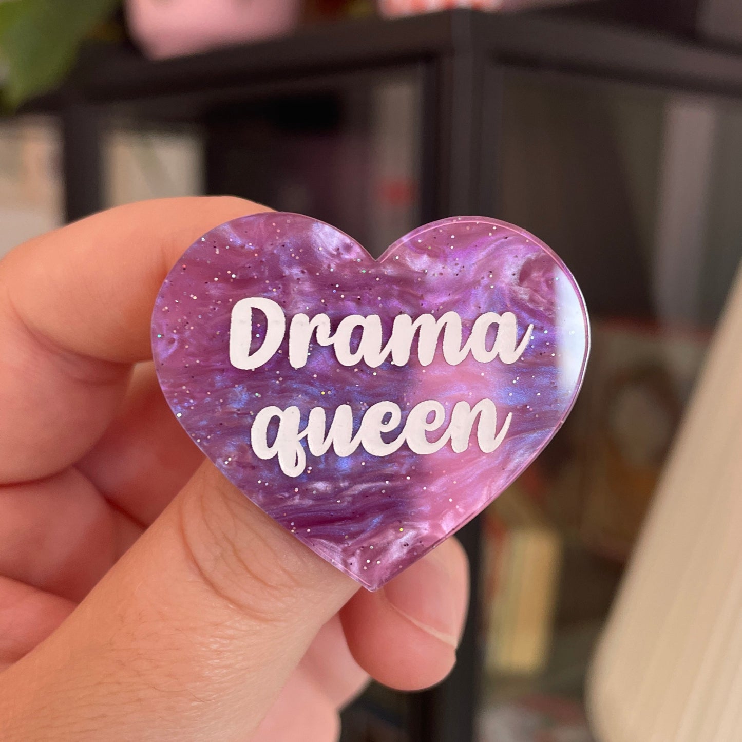 Broche "Drama queen" en acrylique marbrée violette à paillettes