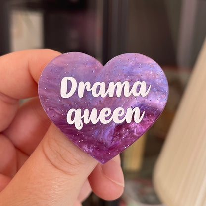 Broche "Drama queen" en acrylique marbrée violette à paillettes