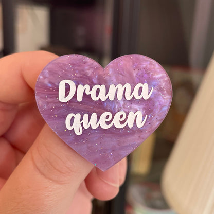 Broche "Drama queen" en acrylique marbrée violette à paillettes