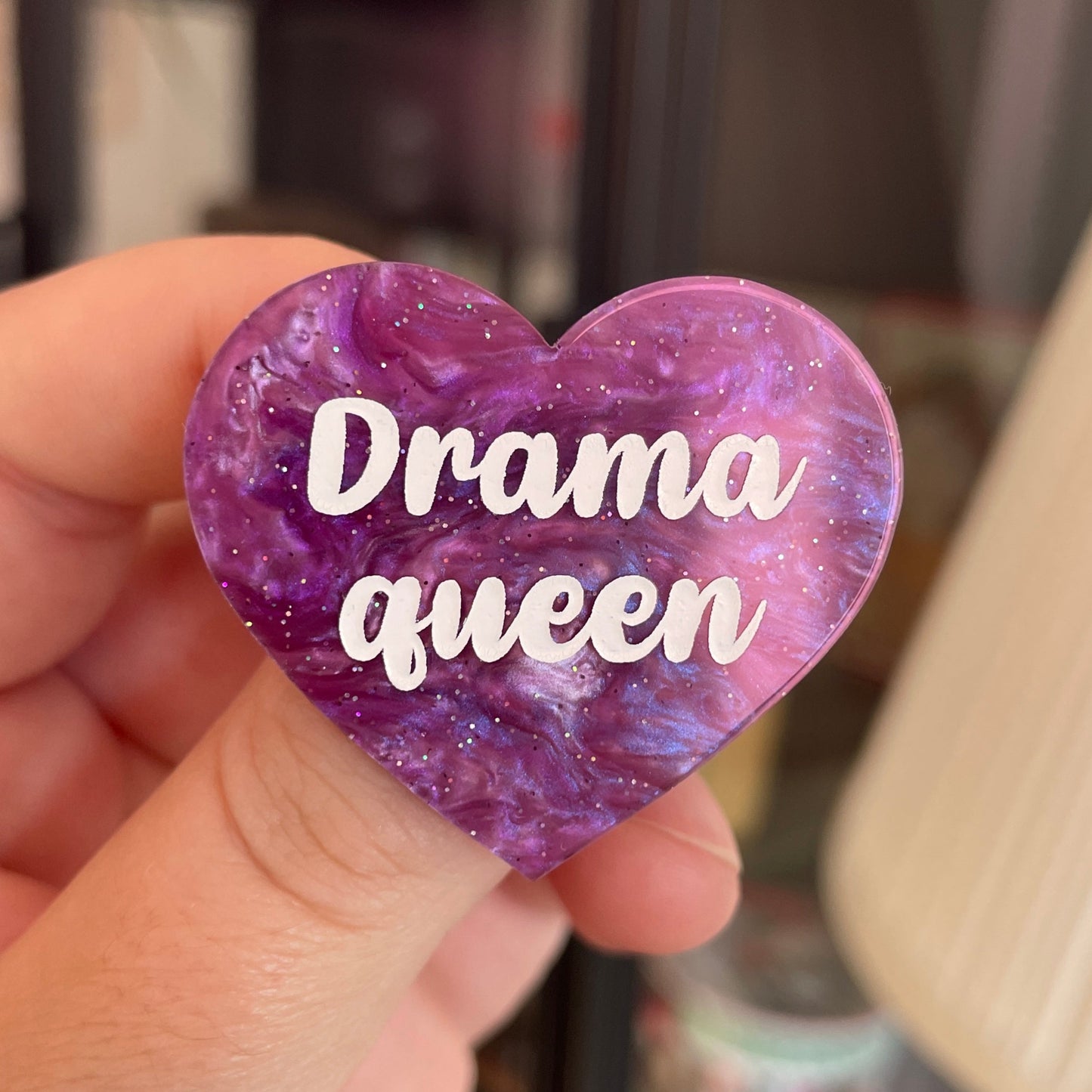 Broche "Drama queen" en acrylique marbrée violette à paillettes