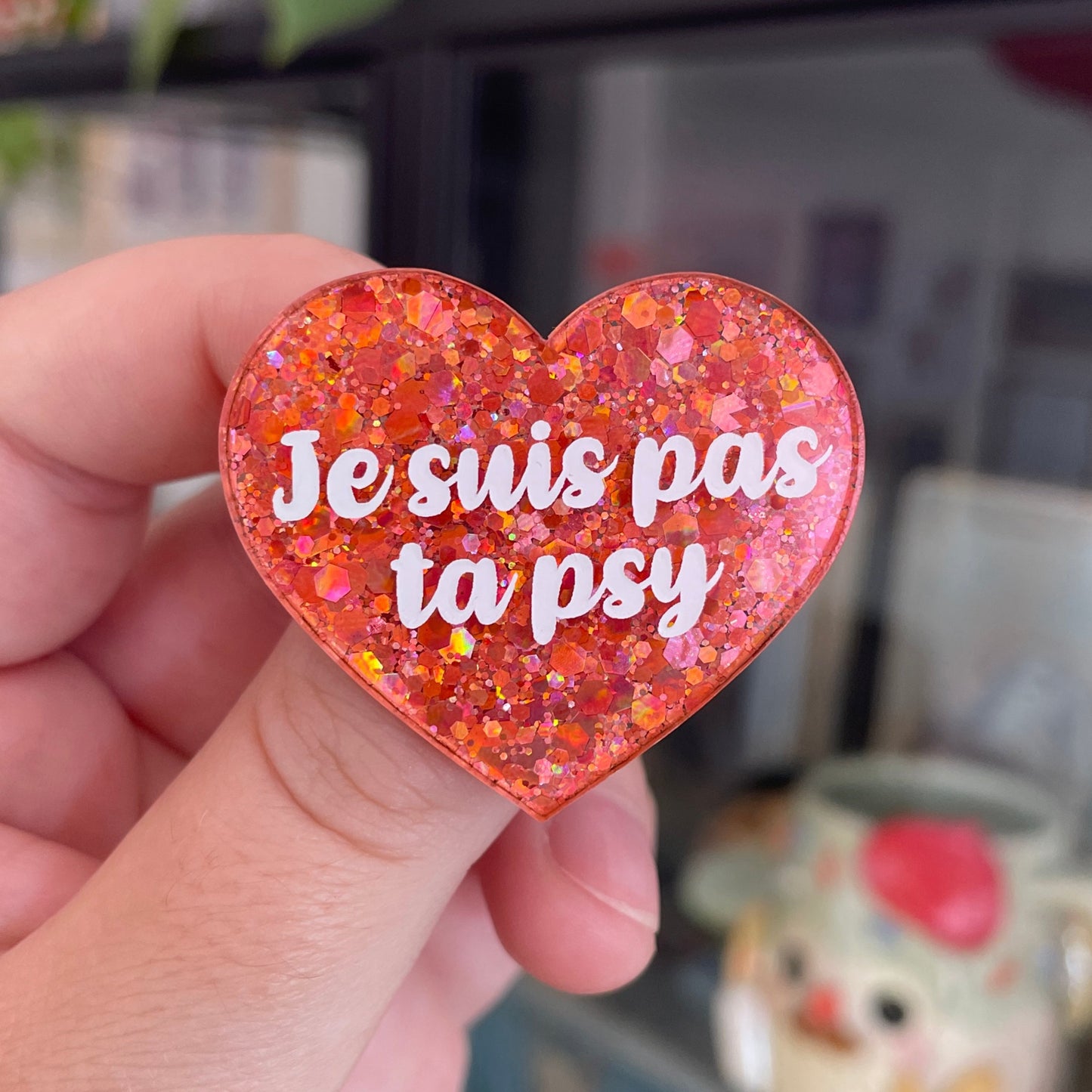 Broche "Je suis pas ta psy" en acrylique pailletée orange