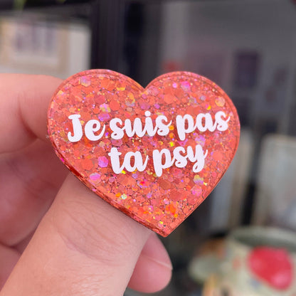 Broche "Je suis pas ta psy" en acrylique pailletée orange