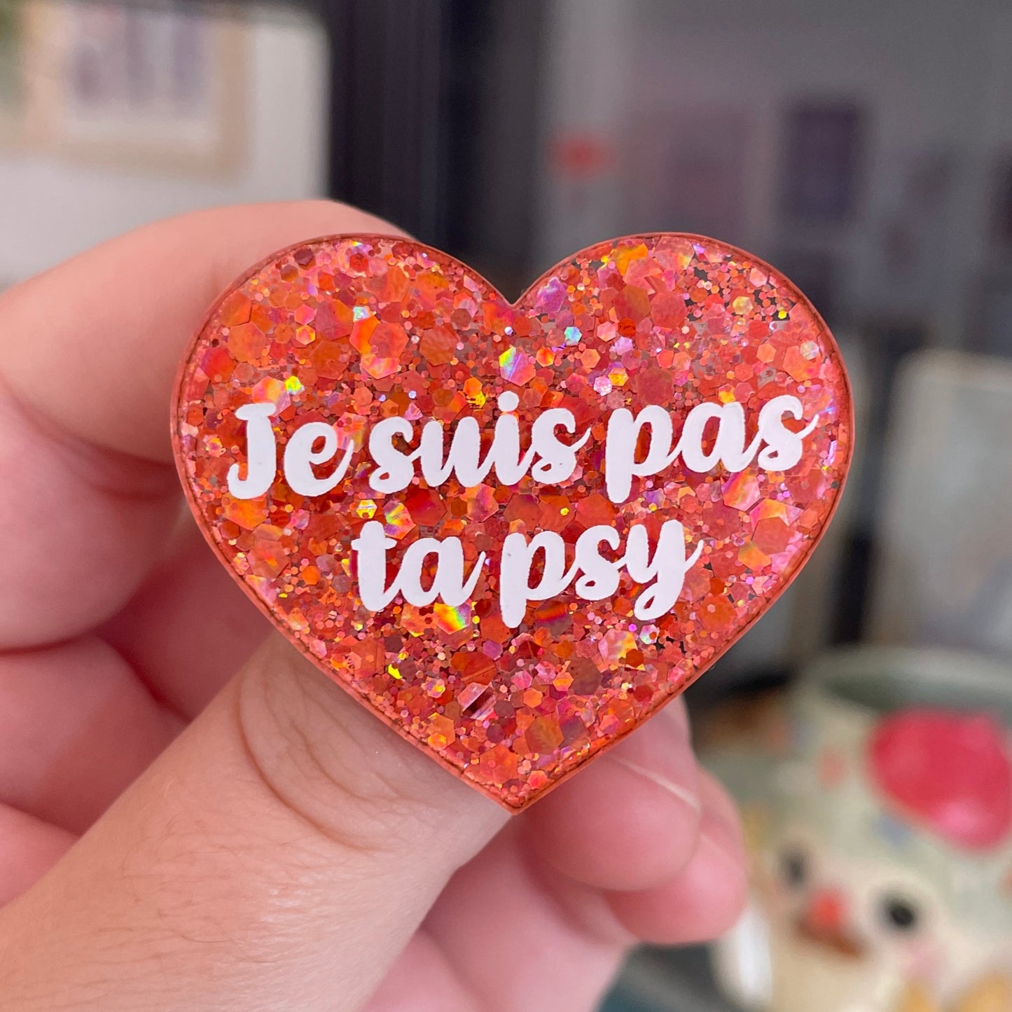 Broche "Je suis pas ta psy" en acrylique pailletée orange