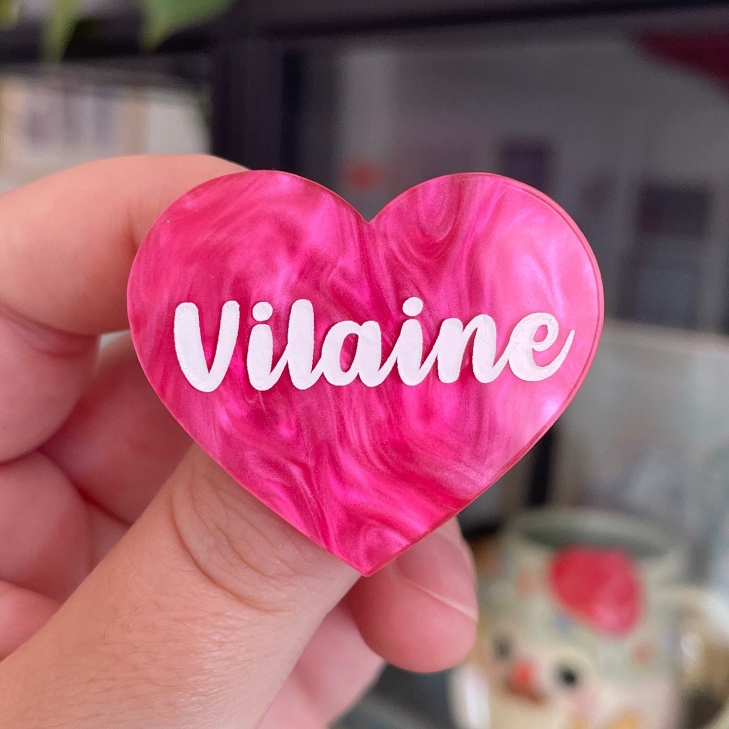 Broche "Vilaine" en acrylique marbrée rose