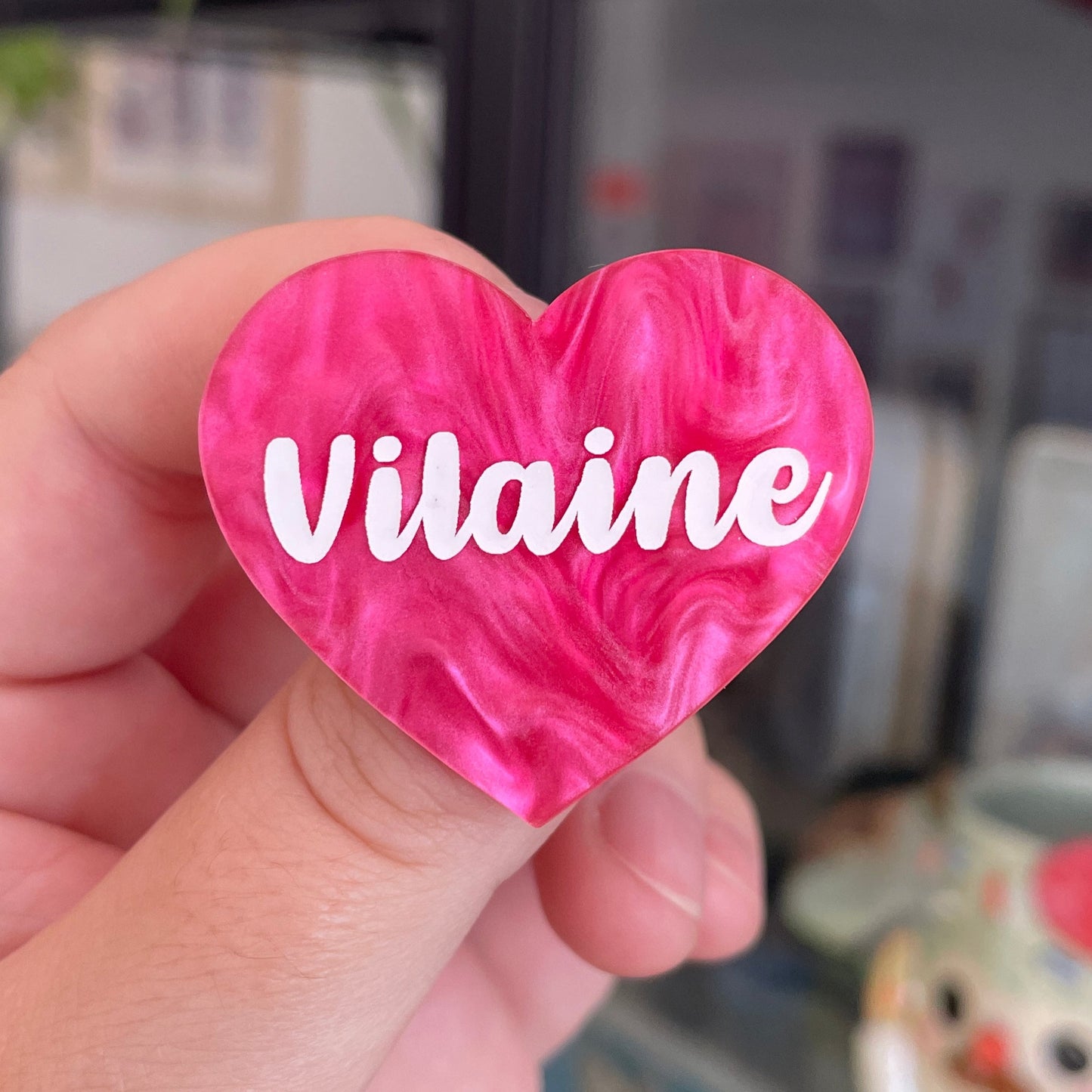 Broche "Vilaine" en acrylique marbrée rose