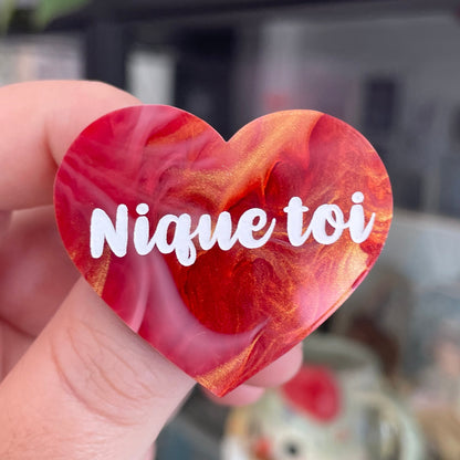 Broche "Nique toi" en acrylique marbrée rouge, blanche et dorée