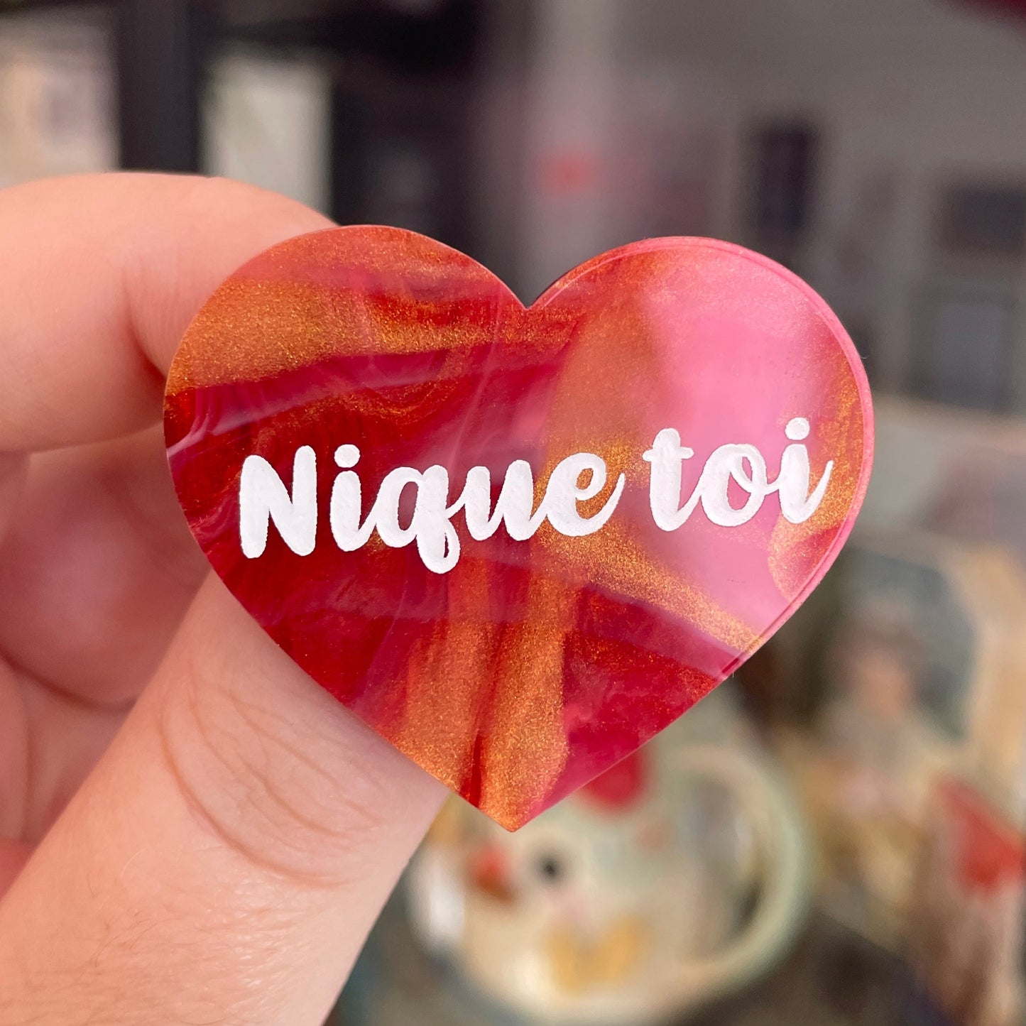Broche "Nique toi" en acrylique marbrée rouge, blanche et dorée