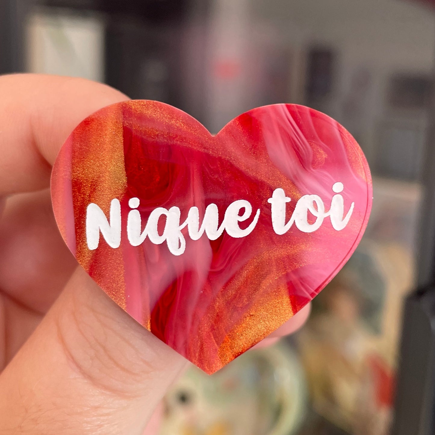 Broche "Nique toi" en acrylique marbrée rouge, blanche et dorée