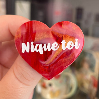 Broche "Nique toi" en acrylique marbrée rouge, blanche et dorée