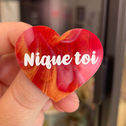 Broche "Nique toi" en acrylique marbrée rouge, blanche et dorée