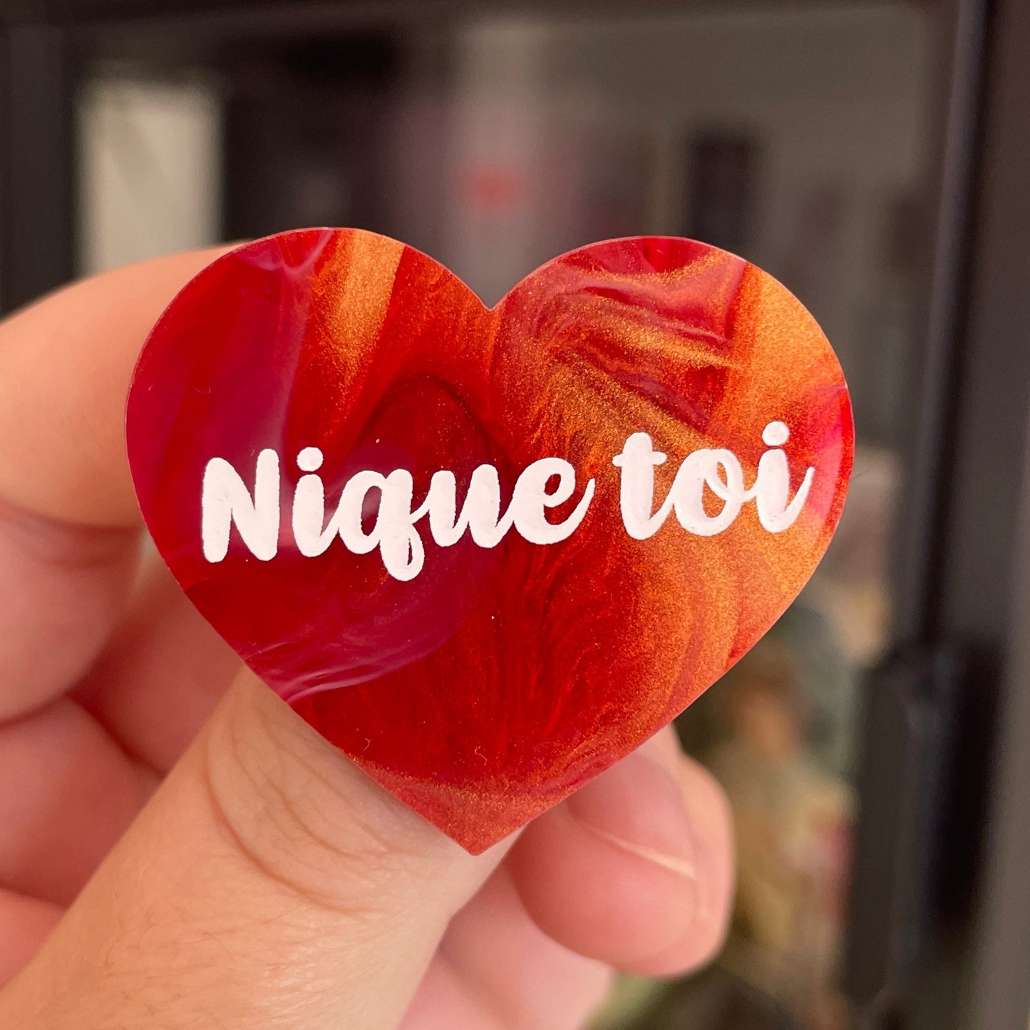 Broche "Nique toi" en acrylique marbrée rouge, blanche et dorée