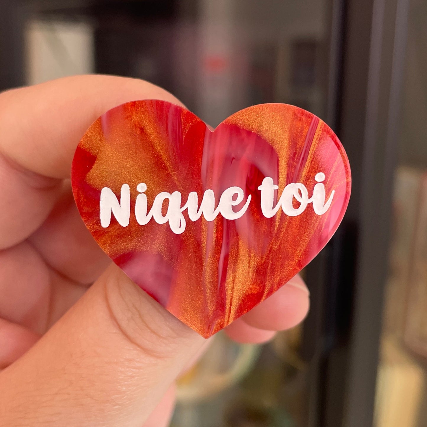 Broche "Nique toi" en acrylique marbrée rouge, blanche et dorée