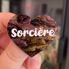 Charger l&#39;image dans la galerie, Broche &quot;Sorcière&quot; en acrylique marbrée noire, dorée et violette à paillettes