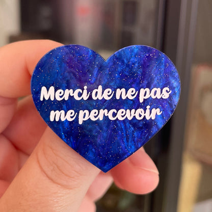 Broche "Merci de ne pas me percevoir" en acrylique marbrée bleue à paillettes